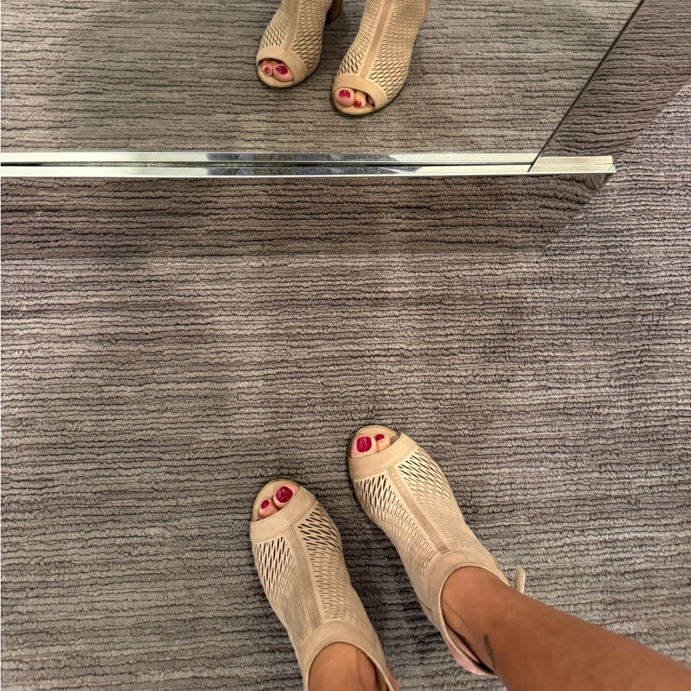 Vince Camuto ladies sandal 8.5